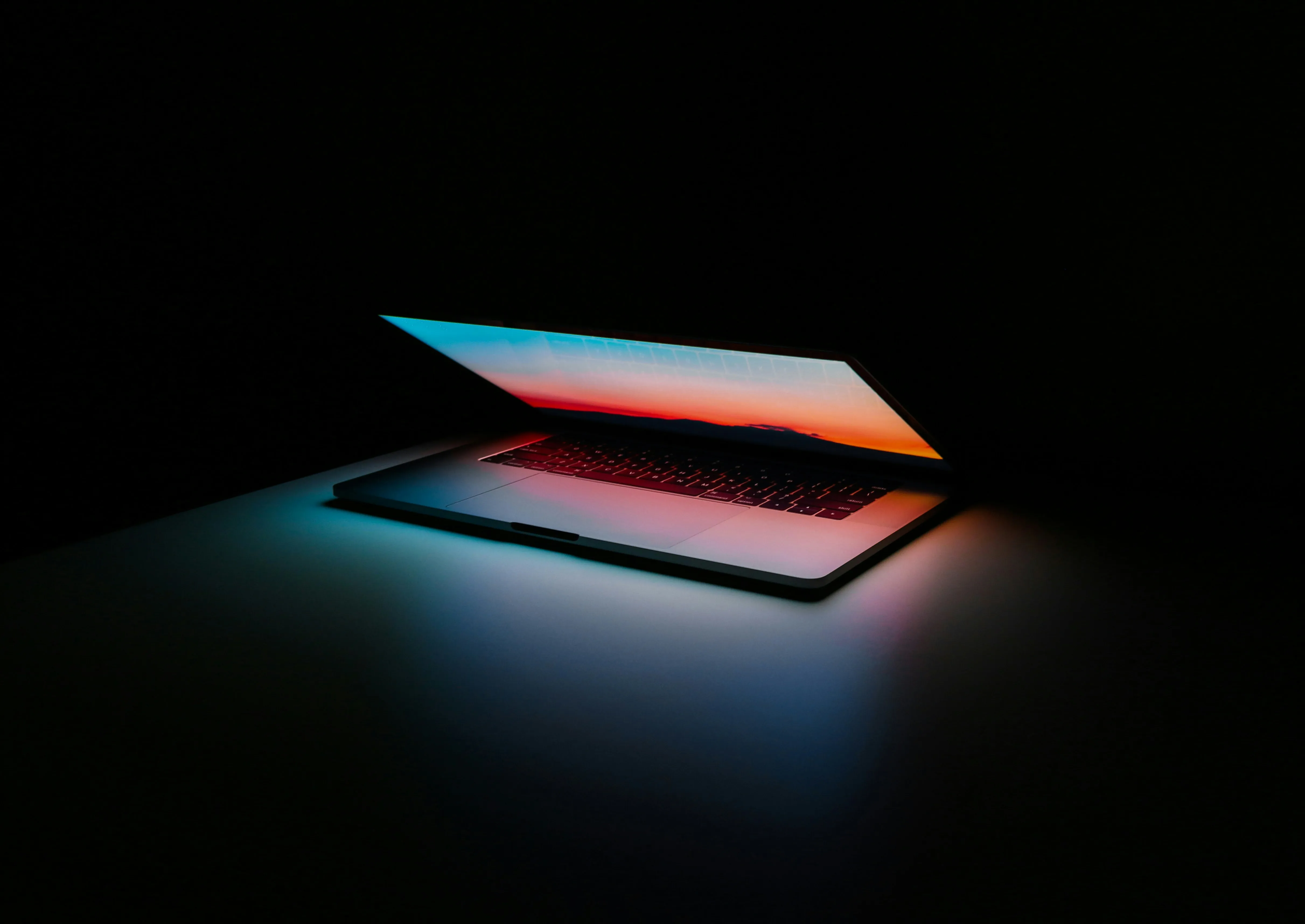 Ordinateur portable moderne sur un bureau